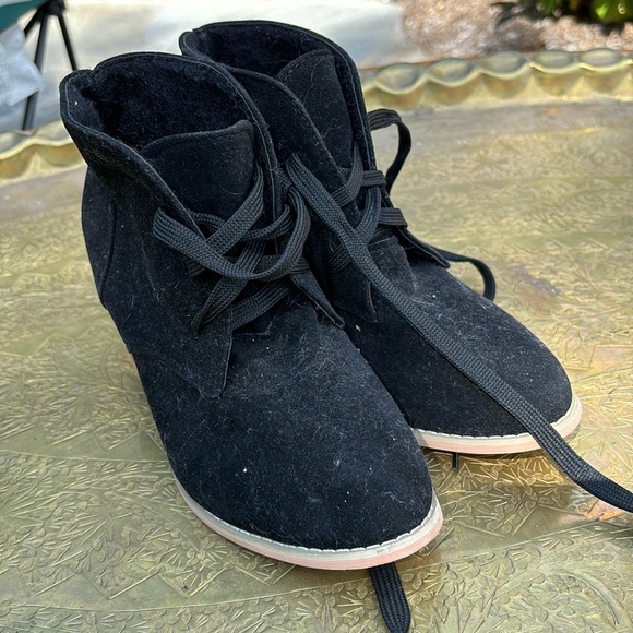 Black booties. Good condition - Picture 1 of 3